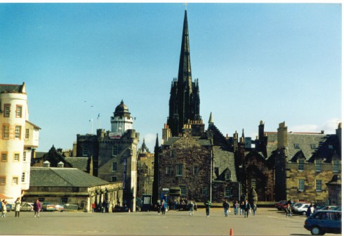 Fra Esplanaden foran festningen, hvor The Royal Mile starter. Det høye tårnet tilhører The Hub, tidligere kirke, nå festivalsenter. Det hvite og sorte tårnet rett til venstre er Camera Obscura. Foto: Ron Hann / Wikipedia The Hub, Edinburgh, Skottland, Storbritannia